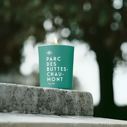 Bougie teal verte allumée Parc des Buttes-Chaumont, ambiance apaisante Paris XIX