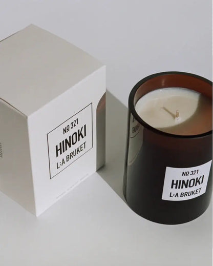 Bougie parfumée Hinoki en verre ambré foncé 260g