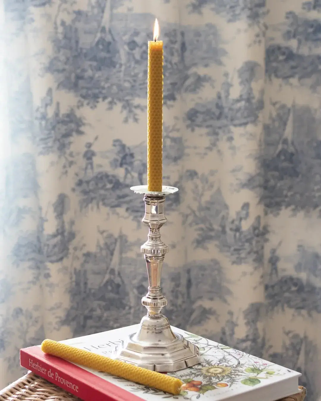 Bougie chandelle en cire d’abeille jaune fine dans bougeoir argenté