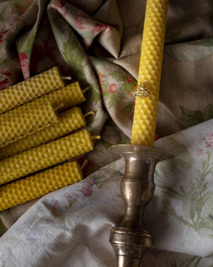 Bougies chandelles texturées en cire d’abeille pour instants précieux