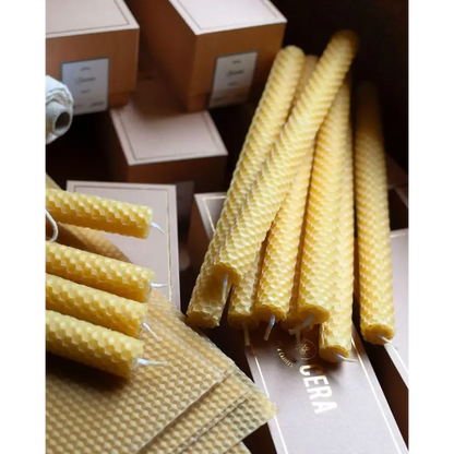 Bougies chandelles en cire d’abeille – Lucienne – boîte de 9