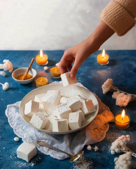 Marshmallows blancs moelleux saupoudrés de sucre glace, en cire d’abeille pure