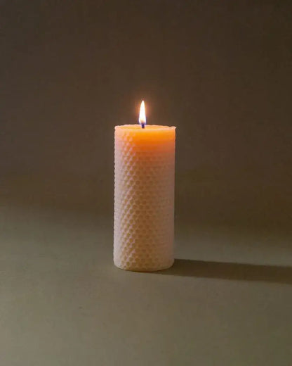 Bougie en cire d’abeille Ambroise allumée à texture nid d’abeille