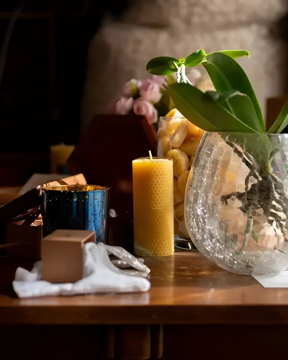 Bougie cylindrique jaune en cire d’abeille Ambroise texturée