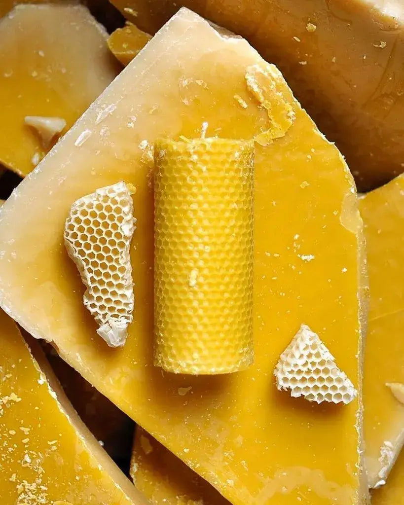 Bougies en cire d’abeille Ambroise : cire jaune, bougie texturée et nid d’abeille