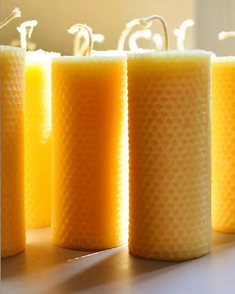 Bougies en cire d’abeille Ambroise jaunes texturées avec mèches