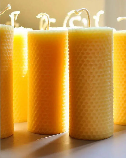 Bougies en cire d’abeille Ambroise jaunes texturées avec mèches