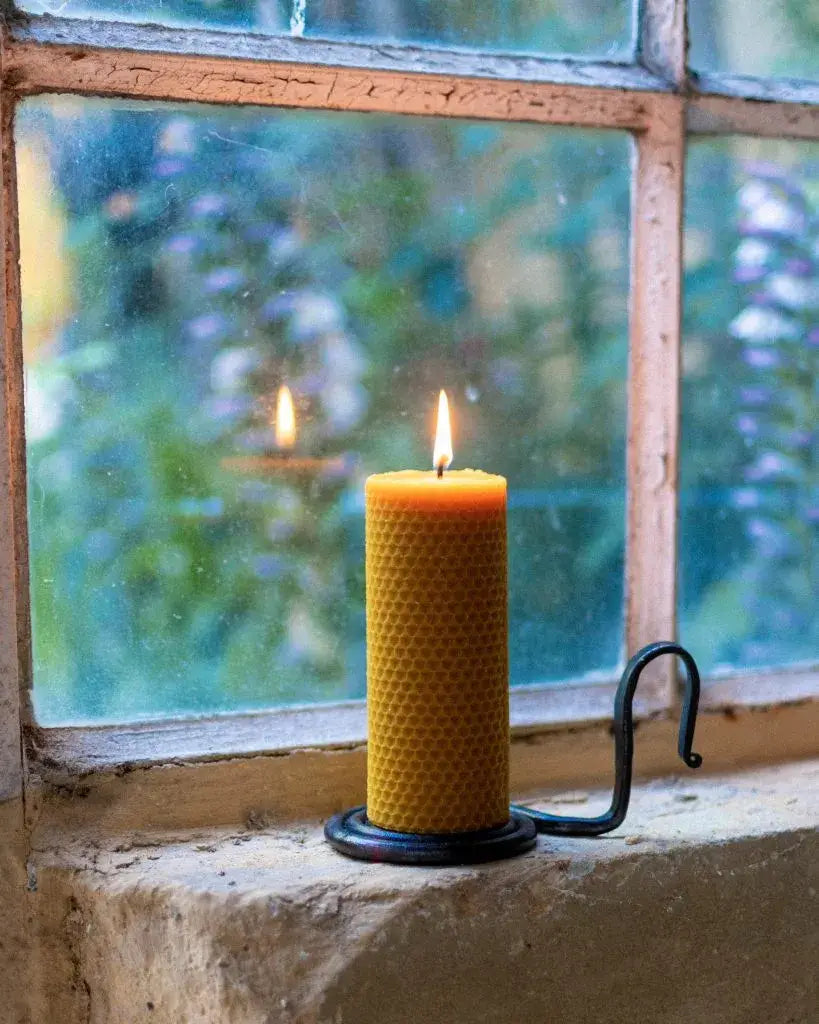 Bougie Ambroise en cire d’abeille, pilier jaune texturé dans écrin raffiné