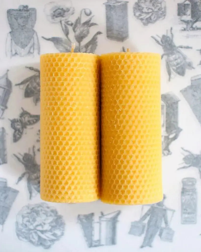 Paire de bougies en cire d’abeille Ambroise à texture nid d’abeille doré