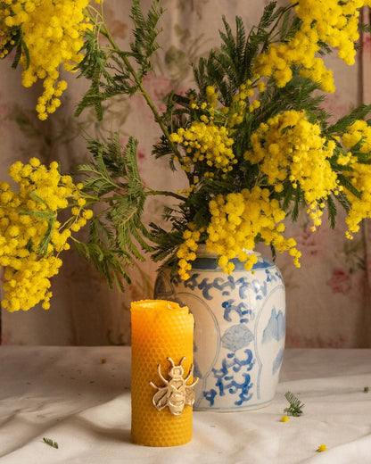 Bougie texturée jaune en cire d’abeille Ambroise avec emblème abeille