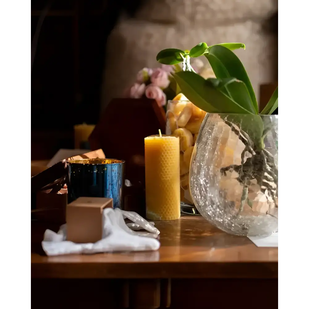Bougies en cire d’abeille Ambroise, bougie cylindrique jaune texturée, d’abeille ambroise