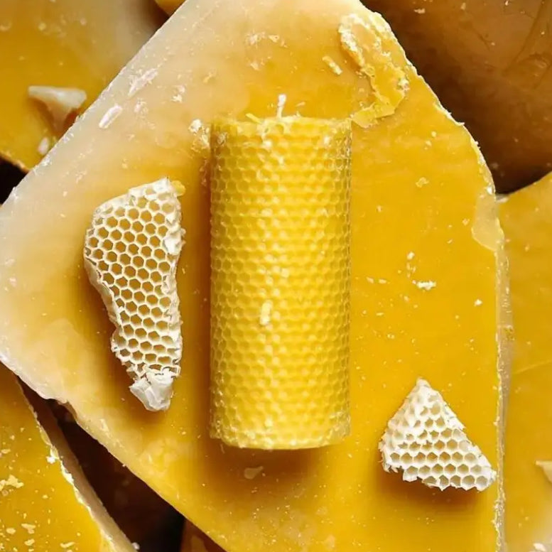 Cire d’abeille Ambroise en différentes formes, bougies et miel dans la boîte