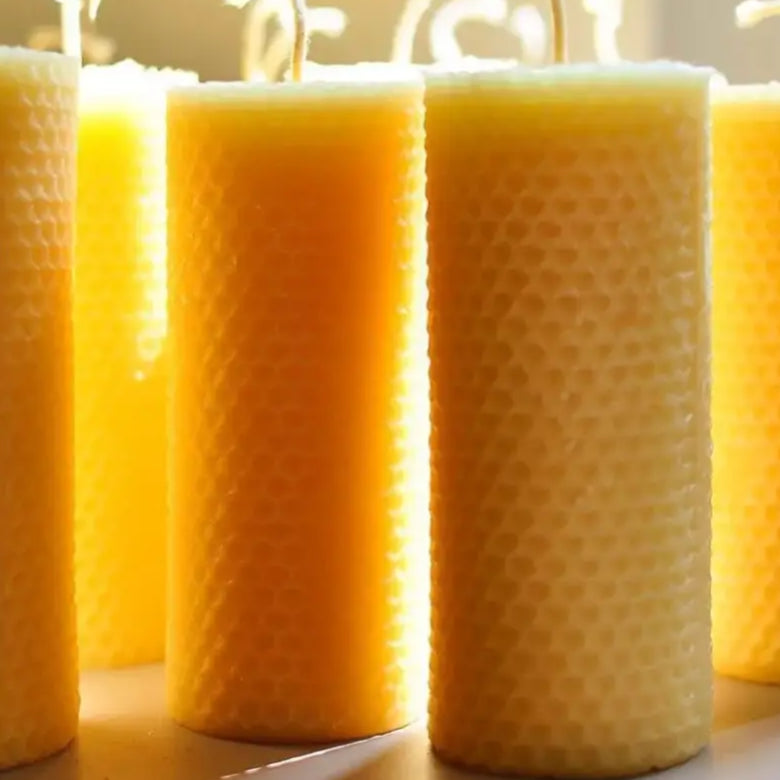 Bougies en cire d’abeille Ambroise, jaunes, texturées, avec mèches, boîte de 2