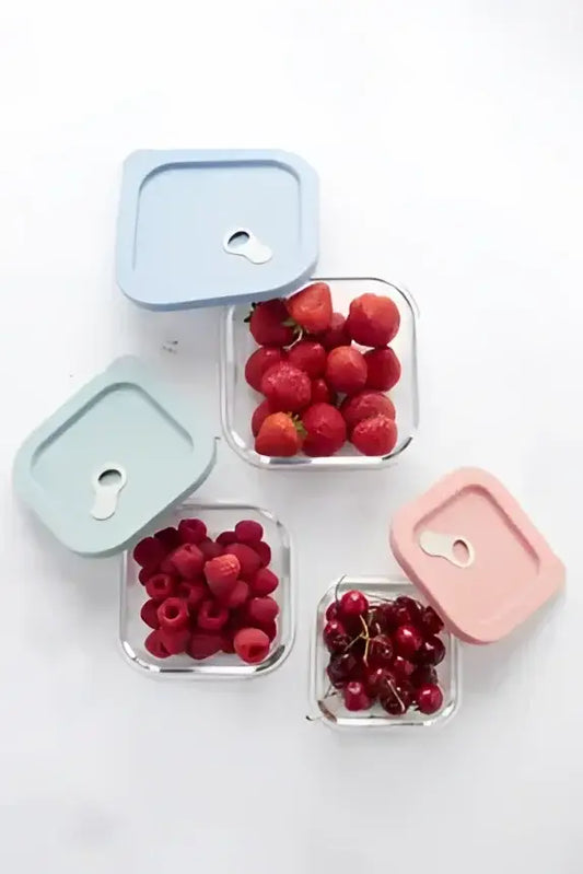 Trois bocaux verre carré 300ml silicone rose avec couvercle hermétique et baies fraîches
