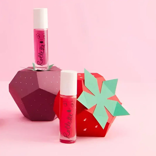 Deux boîtes cadeau en forme de fraise et deux tubes de brillant à lèvres enfant rollette fraise made in France