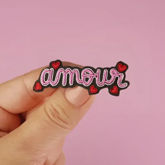 Broche amour avec patch brodé pink amour et cœurs rouges, parfait pour célébrer l’amour