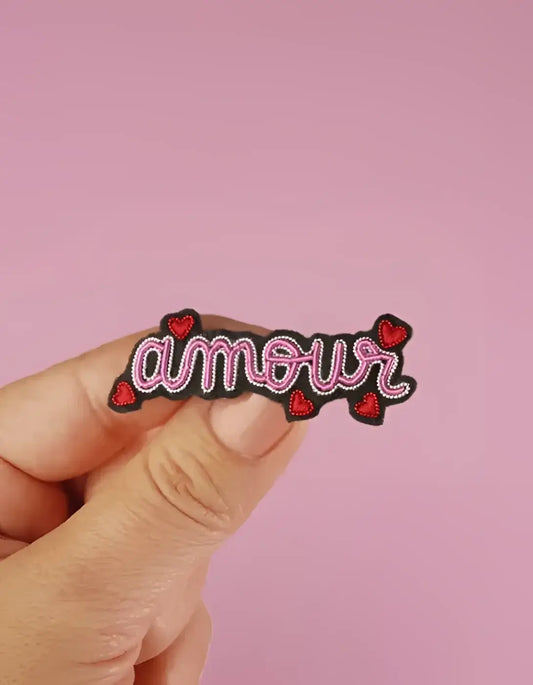 Broche Amour brodée en cannetille, bijou textile avec cœurs rouges