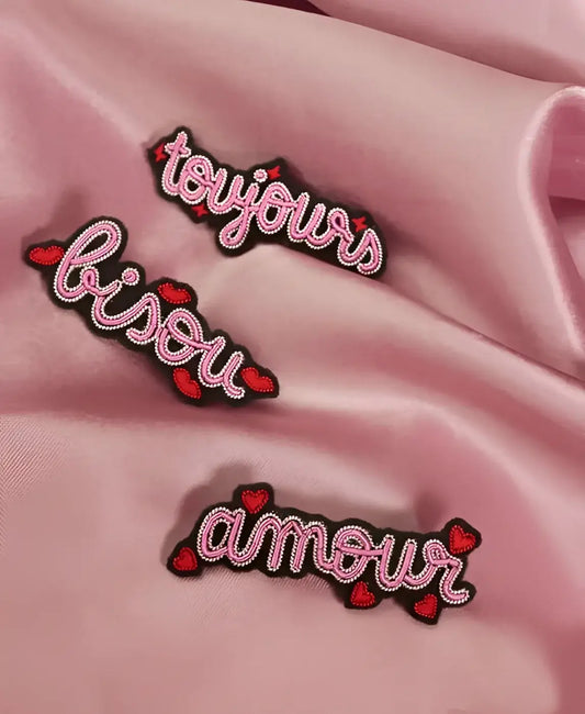 Trois patches brodés cannetille avec texte rose et cœurs rouges, bijou textile amour