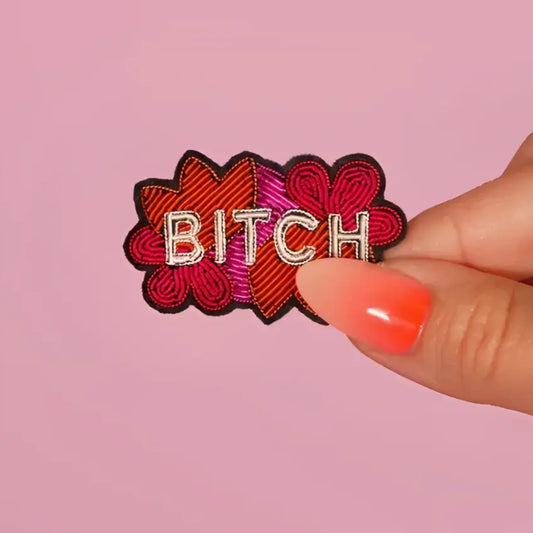 Broche bitch en tissu brodé avec fils brillants, design floral rouge et rose