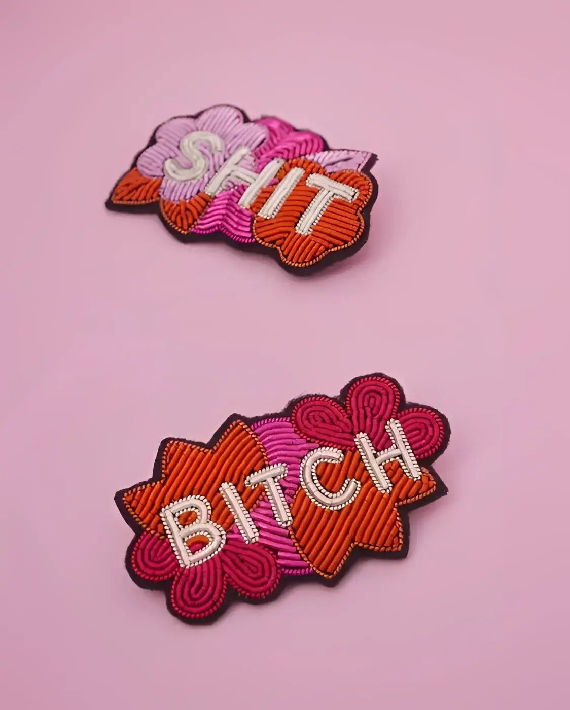 Deux broches bitch en forme de fleurs brodées avec fils brillants et couleurs vibrantes