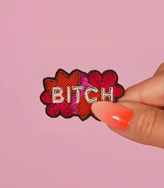 Broche Bitch : patch brodé avec BITCH en fils brillants sur floral aux couleurs vibrantes