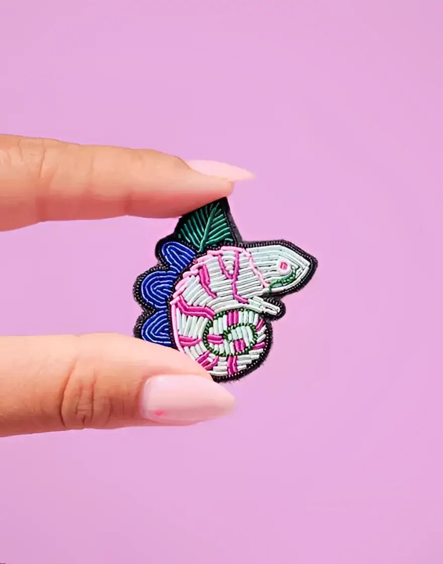 Broche caméléon brodée colorée, touche d’originalité unique