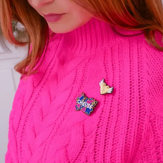 Femme avec un pull rose vif et broche chieuse, bijou textile unique et broche brodée