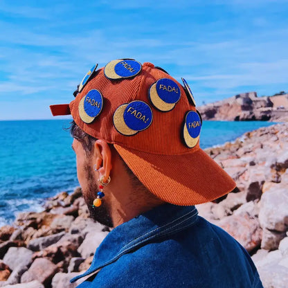 Casquette baseball en velours côtelé orange Broche Fada, patches fada! bleus et or