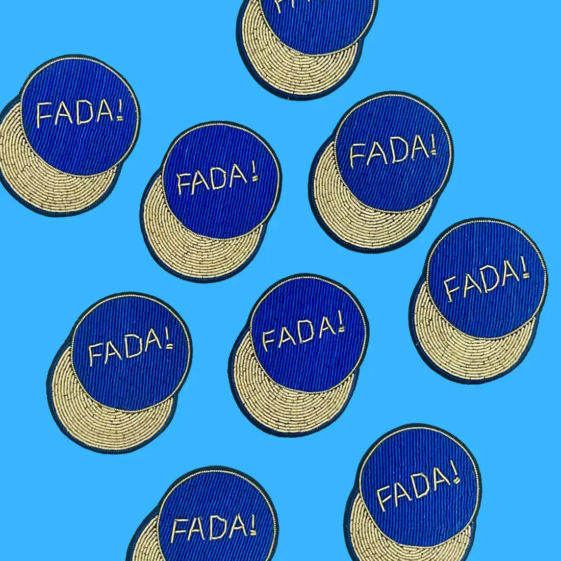 Broche Fada : patches brodés bleu beige esprit libre avec fada en blanc