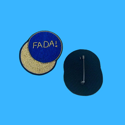 Broche Fada : épingle ronde bleue et or brodée fada! avec esprit libre