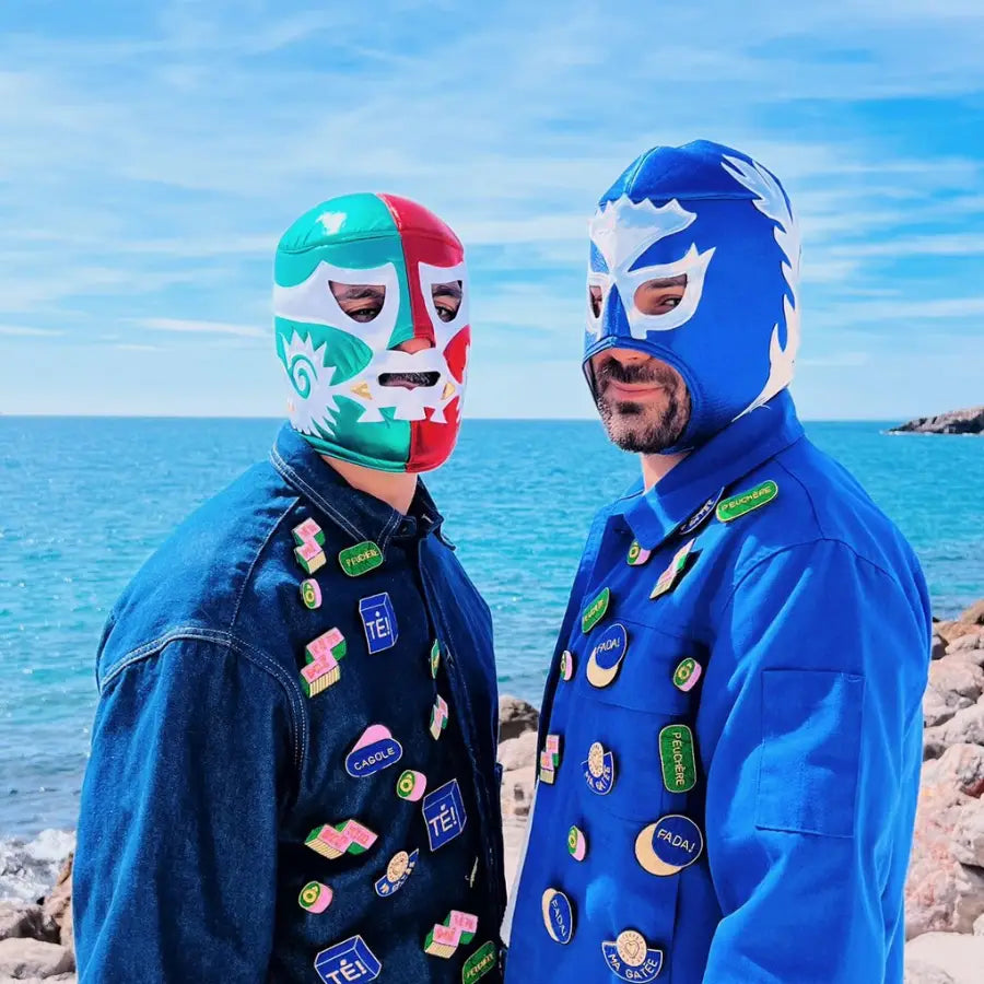 Deux hommes en masques lucha libre colorés pour Broche Fada esprit libre