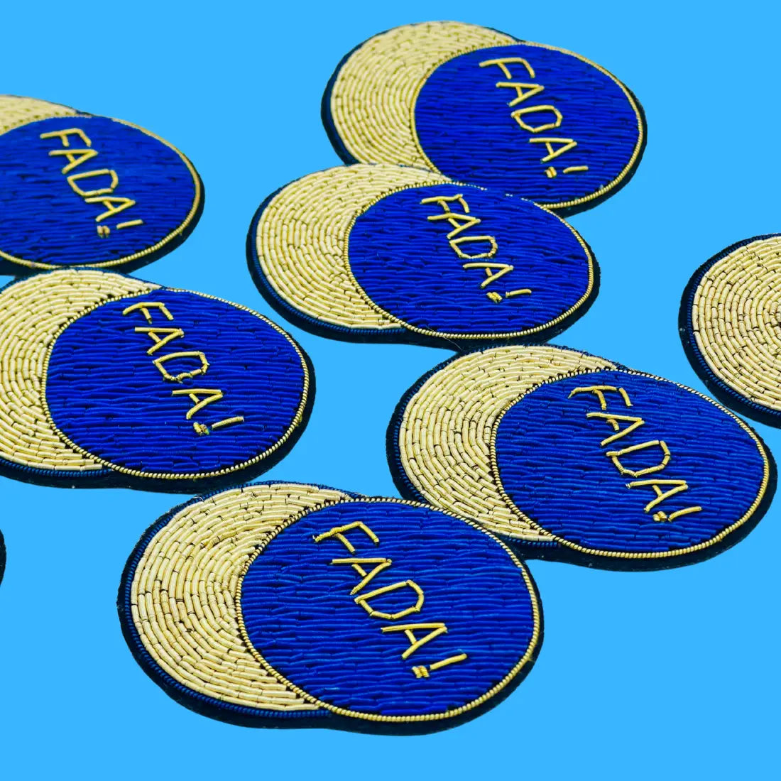 Sous-verres brodés bleu et or Fada avec esprit libre