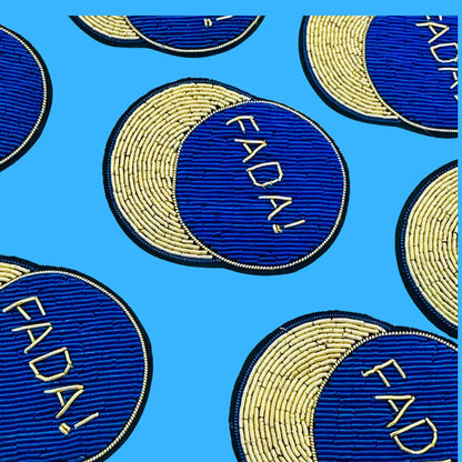 Coasters circulaires bleu et beige brodés fadai or Broche Fada esprit libre