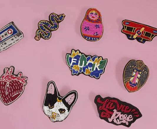 Broche Fuck : patch broderie cannetille chat noir et blanc, savoir-faire traditionnel
