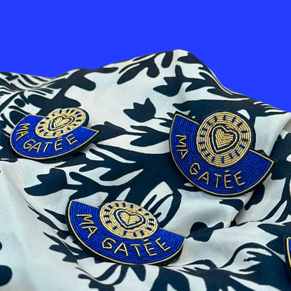 Broche Ma Gatée : patch brodé bleu et or avec cœur et culture urbaine