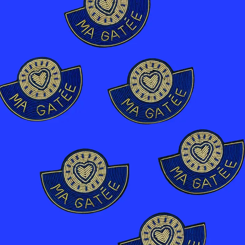 Broche Ma Gatée : patch brodé bleu et or avec cœur et texte ma gatée, culture urbaine