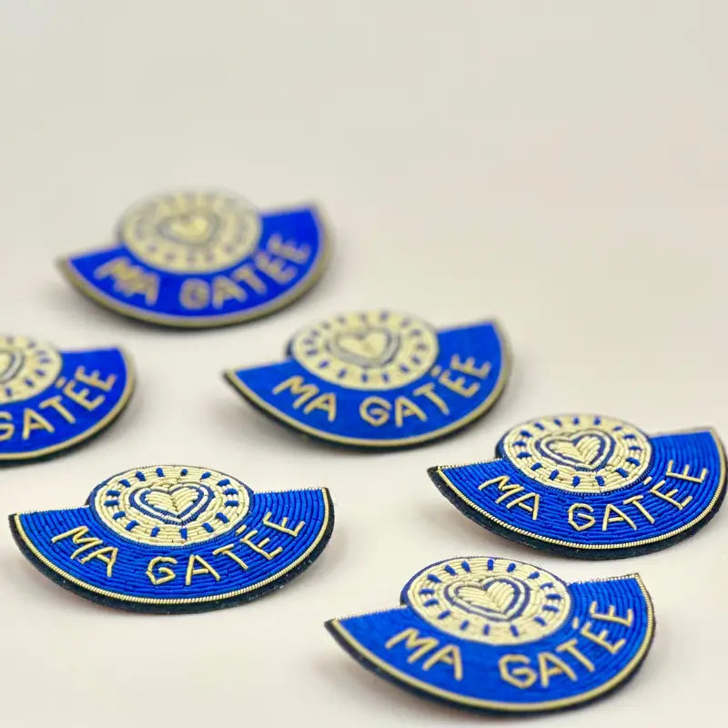Broche Ma Gatée : épingle émail bleu et or avec cœur, culture urbaine