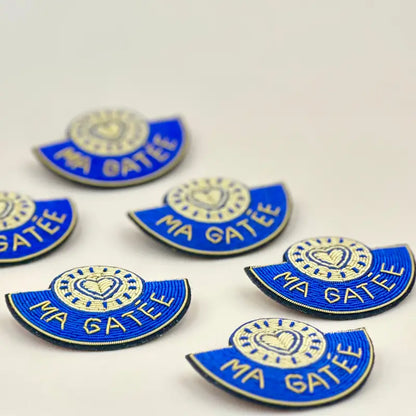 Broche Ma Gatée : épingle émail bleu et or avec cœur, culture urbaine