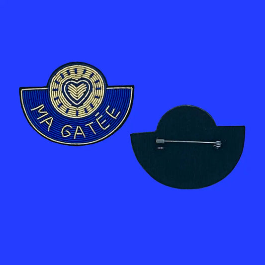 Broche Ma Gatée : pin brodée bleu or avec cœur et texte ma gatée, culture urbaine