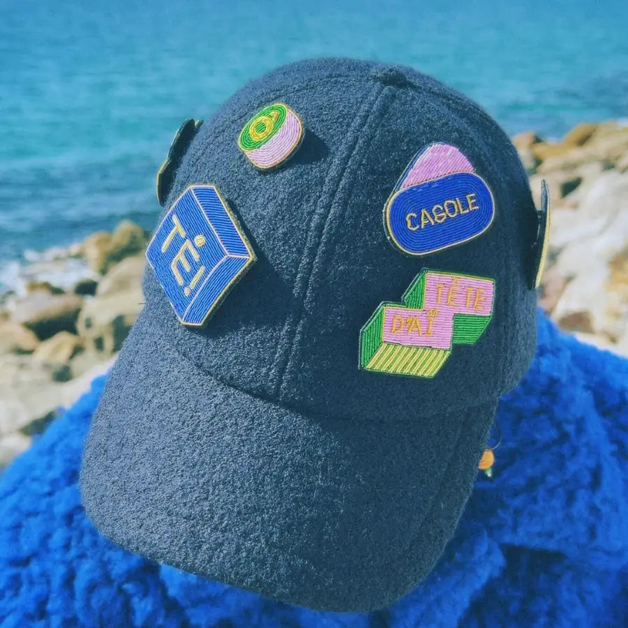 Casquette laine bleu foncé Broche TÉ ! avec patches brodés joyeux et bonne humeur