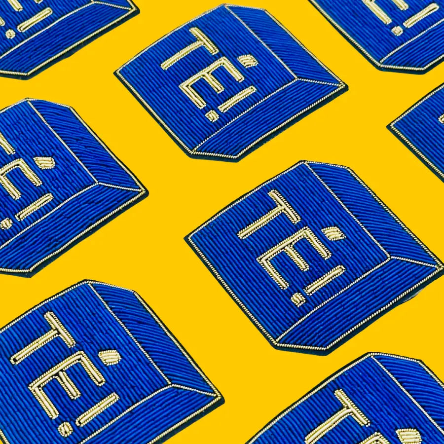Broches TÉ ! en bleu brodé or sur jaune, bonne humeur garantie