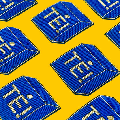 Broches TÉ ! en bleu brodé or sur jaune, bonne humeur garantie