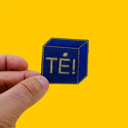 Broche Té ! patch cube bleu marine brodé or bonne humeur