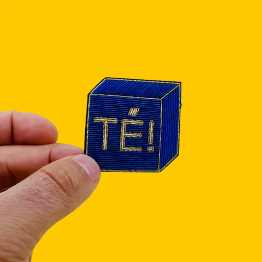 Broche Té ! patch cube bleu marine brodé or bonne humeur