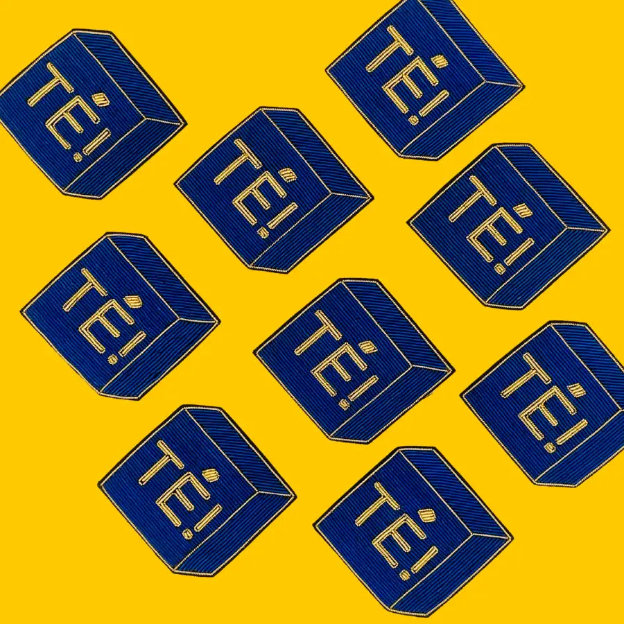 Épingles cube bleues brodées or pour bonne humeur - Broche TÉ !
