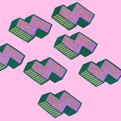 Broche Tête dAï avec patchs brodés violet et vert kiff kiff