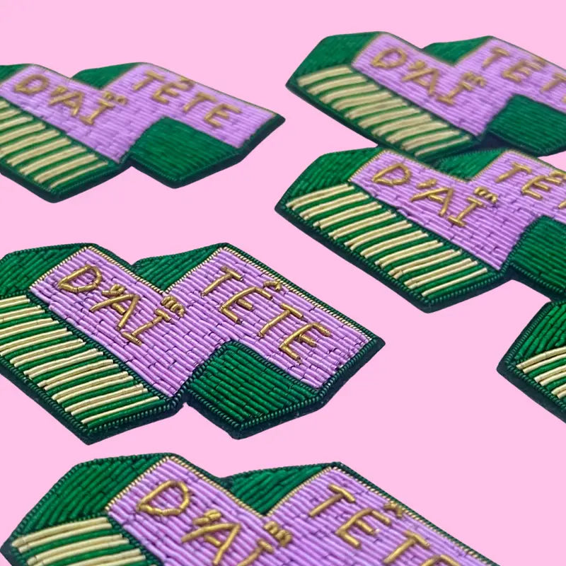 Broche Kiff Kiff tête d’aï avec patchs brodés violet et vert, daï tete en fil doré