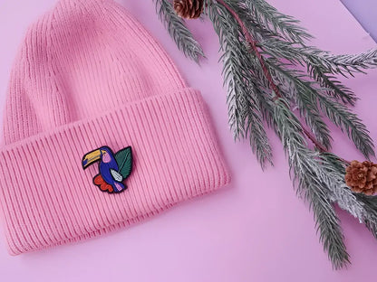 Bonnet broche toucan en corde rose avec patch toucan coloré, touche tropicale facile à porter