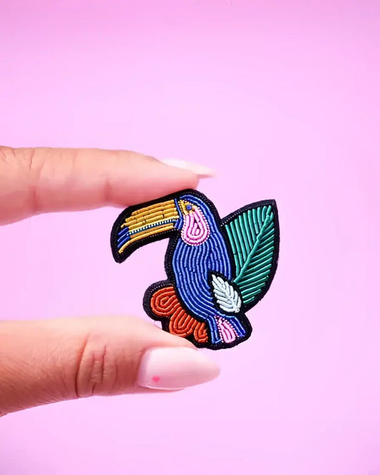 Broche Toucan brodée : oiseau vibrant à touche tropicale, facile à porter