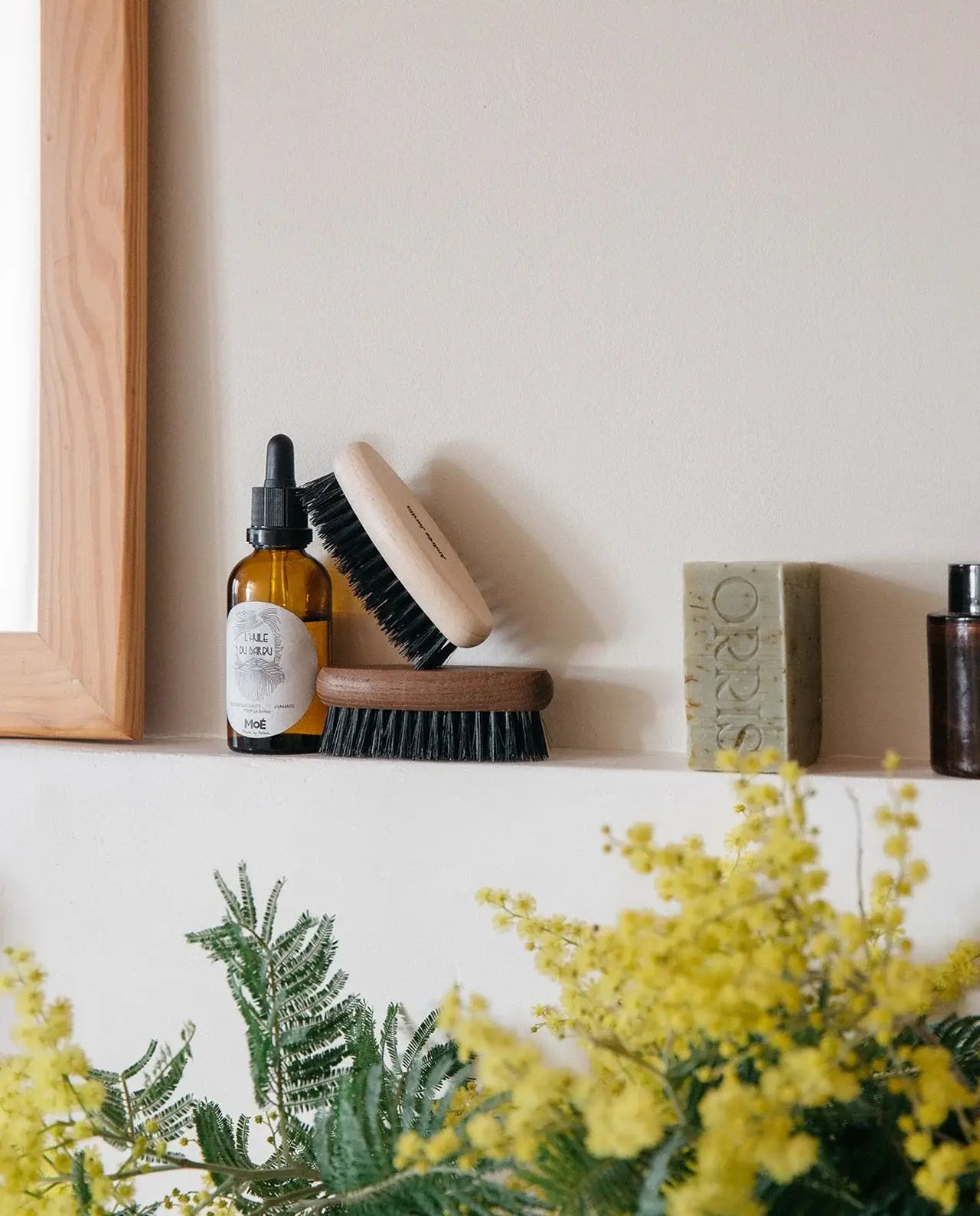 Collection de brosses à barbe en bois de hêtre et liquides pour croissance plus saine